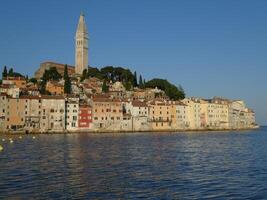 historisk byggnad fasader i rovinj, kroatien foto