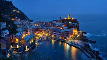 vernazza by upplyst i de natt, cinque terre, liguria, Italien foto