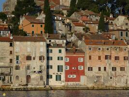historisk byggnad fasader i rovinj, kroatien foto