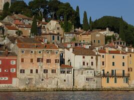 historisk byggnad fasader i rovinj, kroatien foto