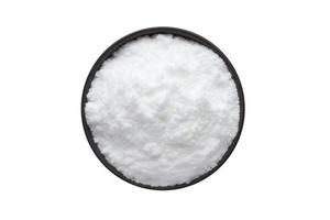 salt i lerskål isolerad på vit bakgrund foto