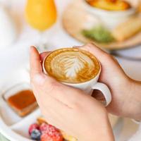 kaffe latte blad händer foto
