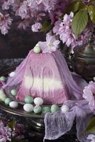 ljuv ostmassa ortodox påsk på de bakgrund av lila sakura, traditionell mat foto