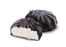 choklad täckt marshmallows, traditionell ryska zephyr i choklad isolerat på vit bakgrund foto