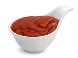 skål av ketchup isolerat på vit bakgrund foto