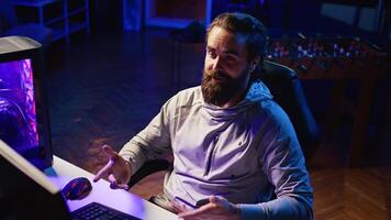 professionell gamer i studio undervisning prenumeranter strategier till slå fiender under direktsändning. innehåll skapare strömning leva från rgb belyst levande rum, inspelning TV-spel guide för internet publik foto