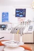 professionell stomatologi tandvård ljus sjukhus kontor rum med ingen i den har medicinsk ortodonti tand instrument. ortodontisk skåp med dental verktyg beredd för tandvård hälsa foto