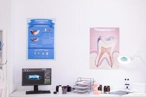 tömma ortodontist stomatologi sjukhus kontor rum beredd för medicinsk sjukvård behandling efter dental diagnos. ortodontisk skåp utrustad med tand instrument för oral vård foto