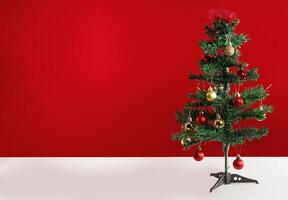 jul träd med röd bakgrund foto