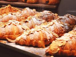 nyligen bakad utsökt croissanter med detalj foto