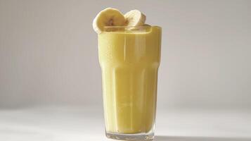 ai genererad en glas av gott banan smoothie isolerat på vit minimal bakgrund foto