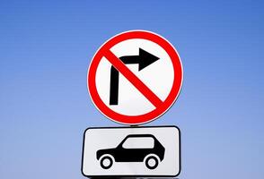 trafik tecken sväng rätt för bil transport är förbjuden foto