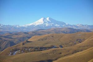 en se på elbrus berg . dzhili-su, republik av kabardino-balkaria, Ryssland. foto