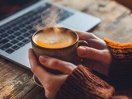 ai genererad ung kvinna tar en ha sönder dricka varm kaffe med rök efter studerar eller arbetssätt på en trä- tabell. selektiv fokus på kopp foto