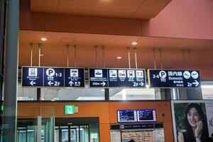 osaka stad, Japan, 2023 - tecken och guide posta för turister i inhemsk terminal, kansai internationell flygplats, Osaka, japan. foto