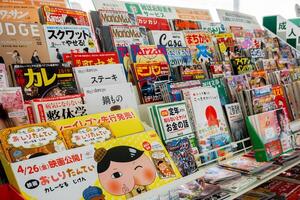 osaka stad, Japan, 2023 - färger och skönhet iögonfallande med olika av japansk bok och tidskrift på hylla i bok affär och mini mart i japan. foto