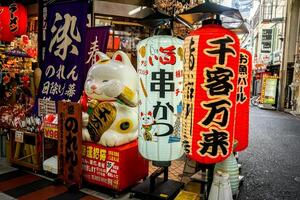 osaka stad, Japan, 2023 - japansk souvenirer och Hem dekorativ visa och sälja i tenjinbashisuji handla gata och gåva affär, foto