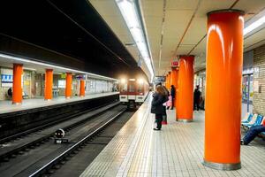 osaka stad, Japan, 2023 - sluta rörelse bild av tunnelbana tåg är anländer station och japansk människor väntar på de tunnelbana station av Osaka, japan. foto