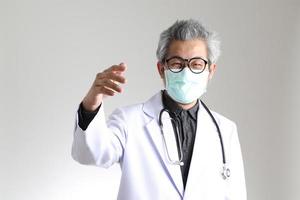 senior asiatisk läkare foto