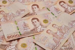 lugg av ny 1000 thai baht sedlar. företag och finansiera begrepp. foto