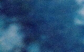 skön abstrakt blå himmel Färg lutning bakgrund med ljud eller grunge textur effekt. blå grunge textur bakgrund. blå kornig bakgrund. kornig Färg lutning. tillgängliga för kopia Plats. foto