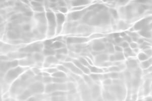 vatten yta. blått vatten vågor på de yta krusningar suddig. defokusering suddig transparent blå färgad klar lugna vatten yta textur med stänk och bubblor. vatten vågor med lysande mönster. foto