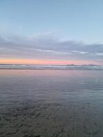solnedgång på famara strand på lanzarote ö foto