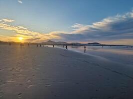 solnedgång på famara strand på lanzarote ö foto