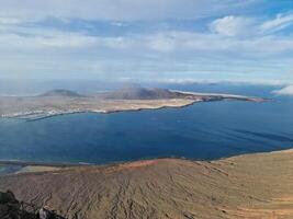 mirador del rio, lanzarotes ikoniska synpunkt, erbjudanden en hisnande panorama av de atlanten och angränsande öar. foto