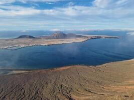 mirador del rio, lanzarotes ikoniska synpunkt, erbjudanden en hisnande panorama av de atlanten och angränsande öar. foto