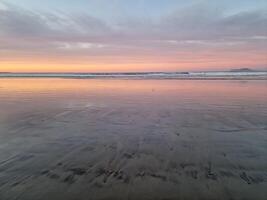 solnedgång på famara strand på lanzarote ö foto