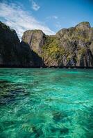 resor semester bakgrund - tropisk ö med orter - phi-phi ö, Krabi provinsen, Thailand. foto