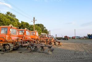 traktor, stående i en rad. jordbruks maskineri. foto