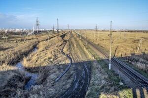 komplott järnväg. topp se på de skenor. högspänning kraft rader för elektrisk tåg foto