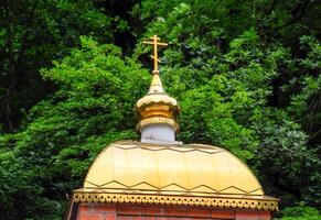 de förgyllda kupol av de ortodox kyrka. religiös konstruktion och arkitektur foto