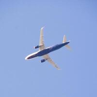 passagerare flygplan i de himmel på låg höjd över havet flugor till de flygplats till landa. foto