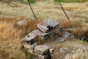 fragment av gammal byggnader, ruiner av de gammal stad av hierapolis. sten block med spår av sten bearbetning. foto