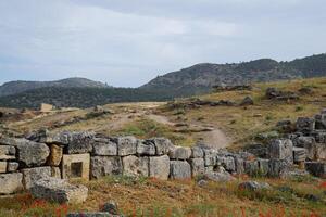 väggar av de gammal ruiner av kalksten block. ruiner av de stad av hierapolis, Kalkon. foto