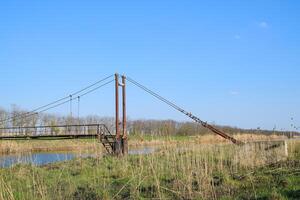 stål bro och gas rörledning genom bevattning kanal. foto