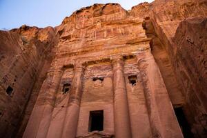 skönhet av stenar och gammal arkitektur i petra, jordan. gammal tempel i petra, jordan. foto