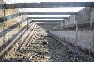 inuti se av de bevattning artificiell betong kanal. foto