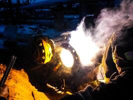 säkerhet på arbete. svetsning och installation av de rörledning. industriell vardagar svetsare och montörer foto