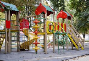 barns lekplats i de stad parkera. en modern lekplats i de stad foto