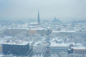 vinterns lugn i riga en snötäckt stadsbild med anmärkningsvärd landmärken. foto