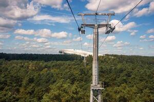 kabel- bil rida över frodig skog på druskininkai tillflykt, litauen foto