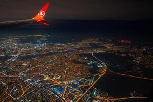 nattetid antenn se av istanbul, sett från en turkiska flygbolag flyg. foto