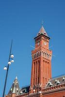 röd tegel torn i gotik väckelse stil med klocka, i Helsingborg foto