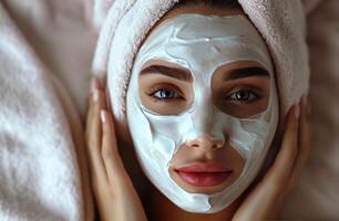 ai genererad ansikte mask behandlingar skönhet spa med en kvinna tar emot ansiktsbehandling. foto
