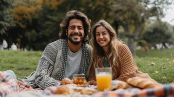 ai genererad Lycklig skön ung par äter croissant medan Sammanträde på de gräs på de gräsmatta foto