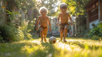 ai genererad två spanska Pojkar 10 år gammal spela fotboll i de sommar trädgård foto